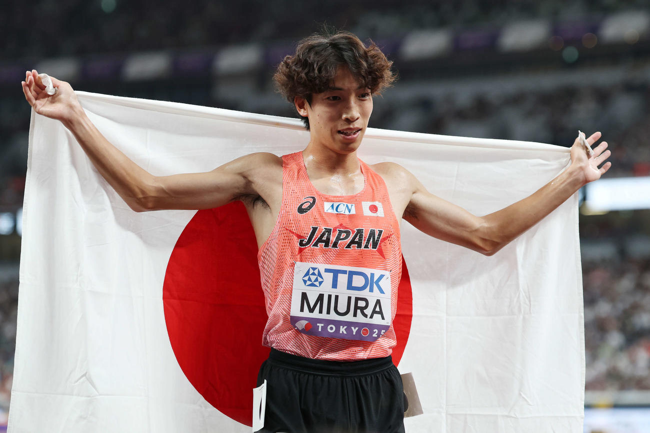 男子3000メートル障害決勝　8位入賞を果たし笑顔の三浦（撮影・宮地輝）