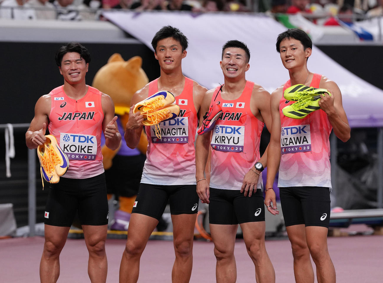400メートルリレー予選　決勝進出を決め笑顔を見せる、左から小池祐貴、柳田大輝、桐生祥秀、鵜沢飛羽（2025年9月21日撮影）