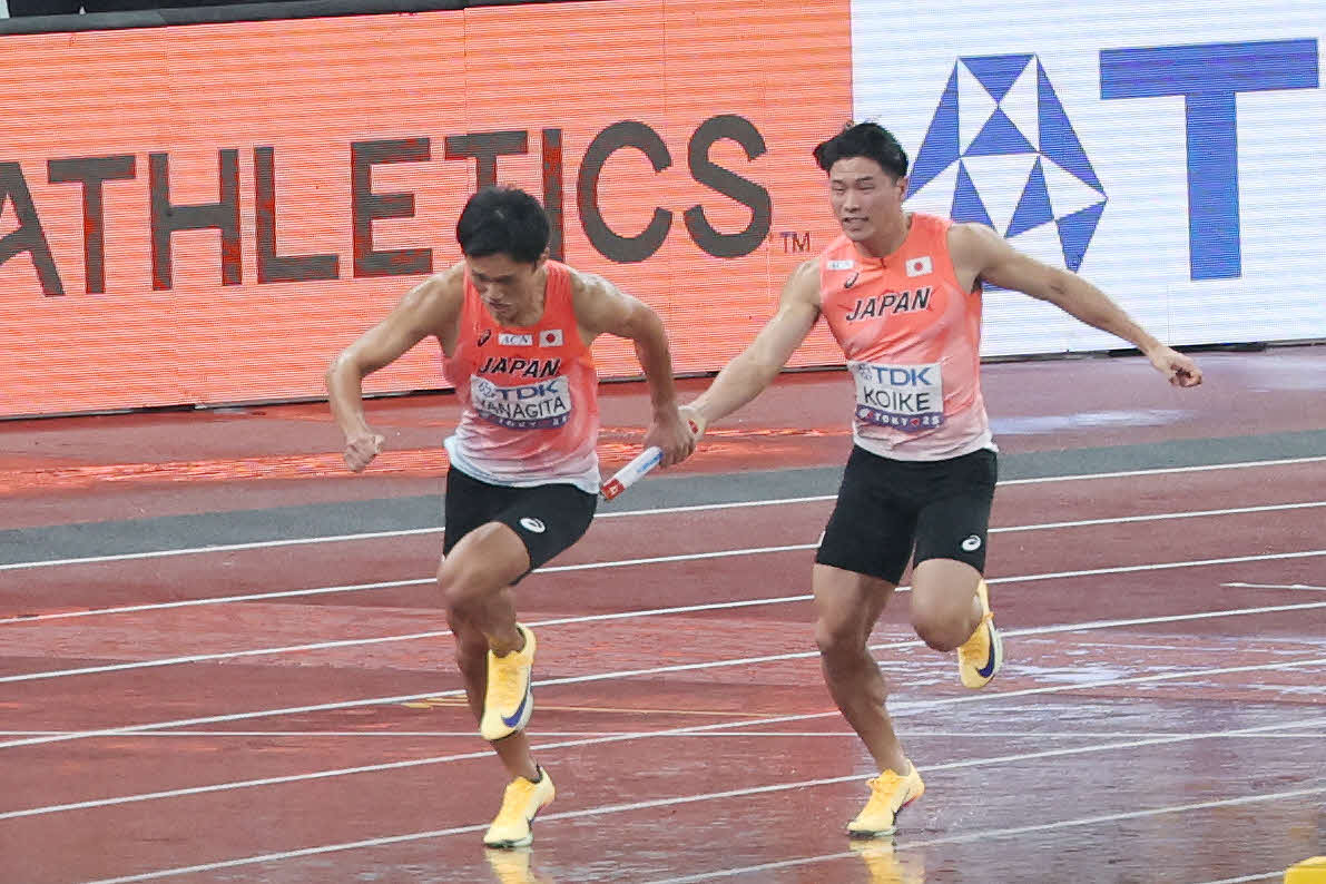 男子400メートルリレー決勝　1走小池（右）からバトンを受け取る2走柳田（2025年9月21日撮影）
