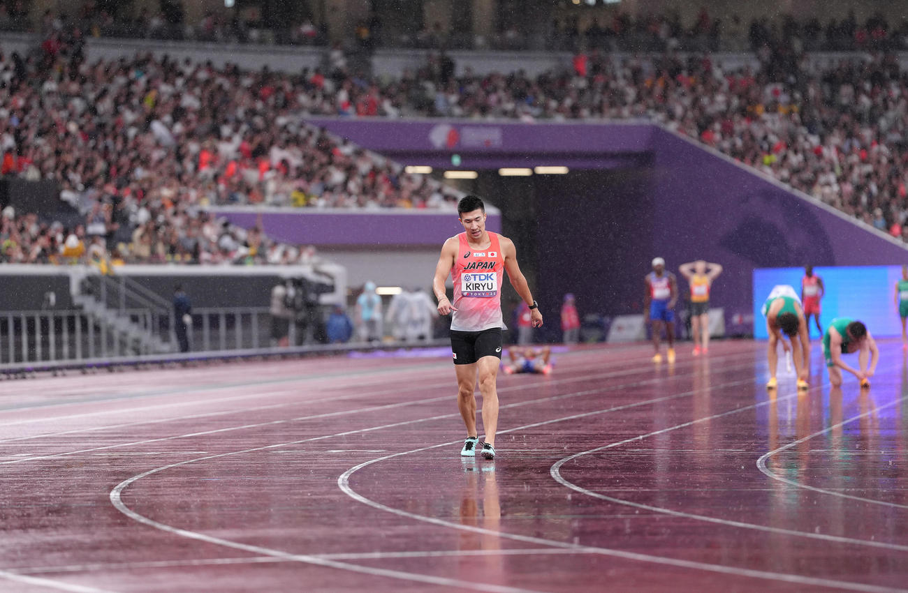 男子400メートルリレー決勝　6位となりがっくりとした様子を見せる三走桐生（2025年9月21日、撮影・足立雅史）