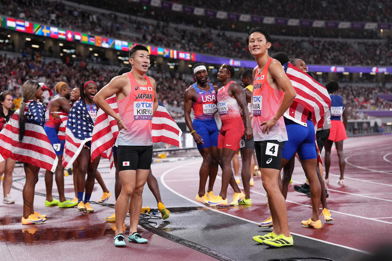 男子400メートルリレーで6位となり悔しそうにたたずむ桐生（左）と鵜沢（2025年9月21日、撮影・足立雅史）