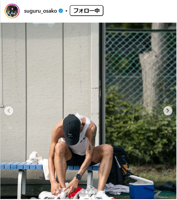 白のタンクトップ姿の大迫傑。左腕には大きなタトゥー（大迫傑のインスタグラムから）
