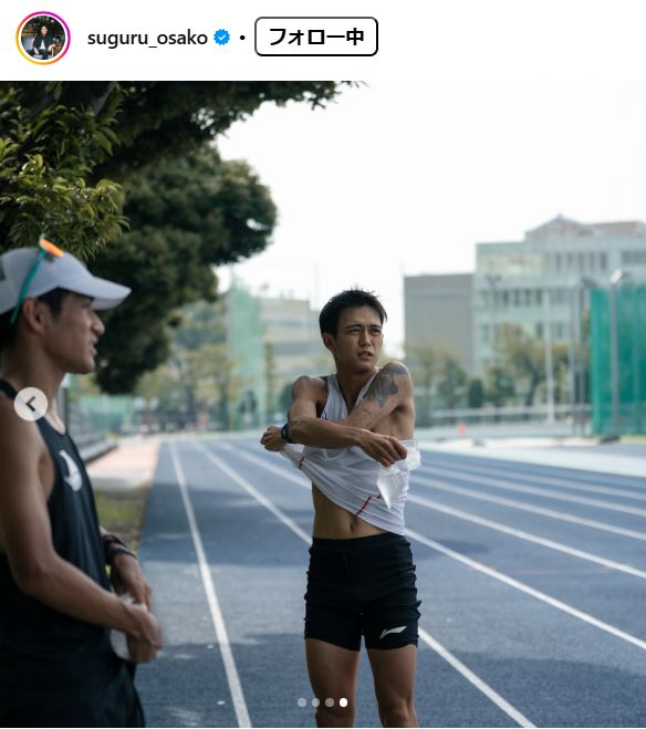 白のタンクトップ姿の大迫傑。左腕には大きなタトゥー（大迫傑のインスタグラムから）