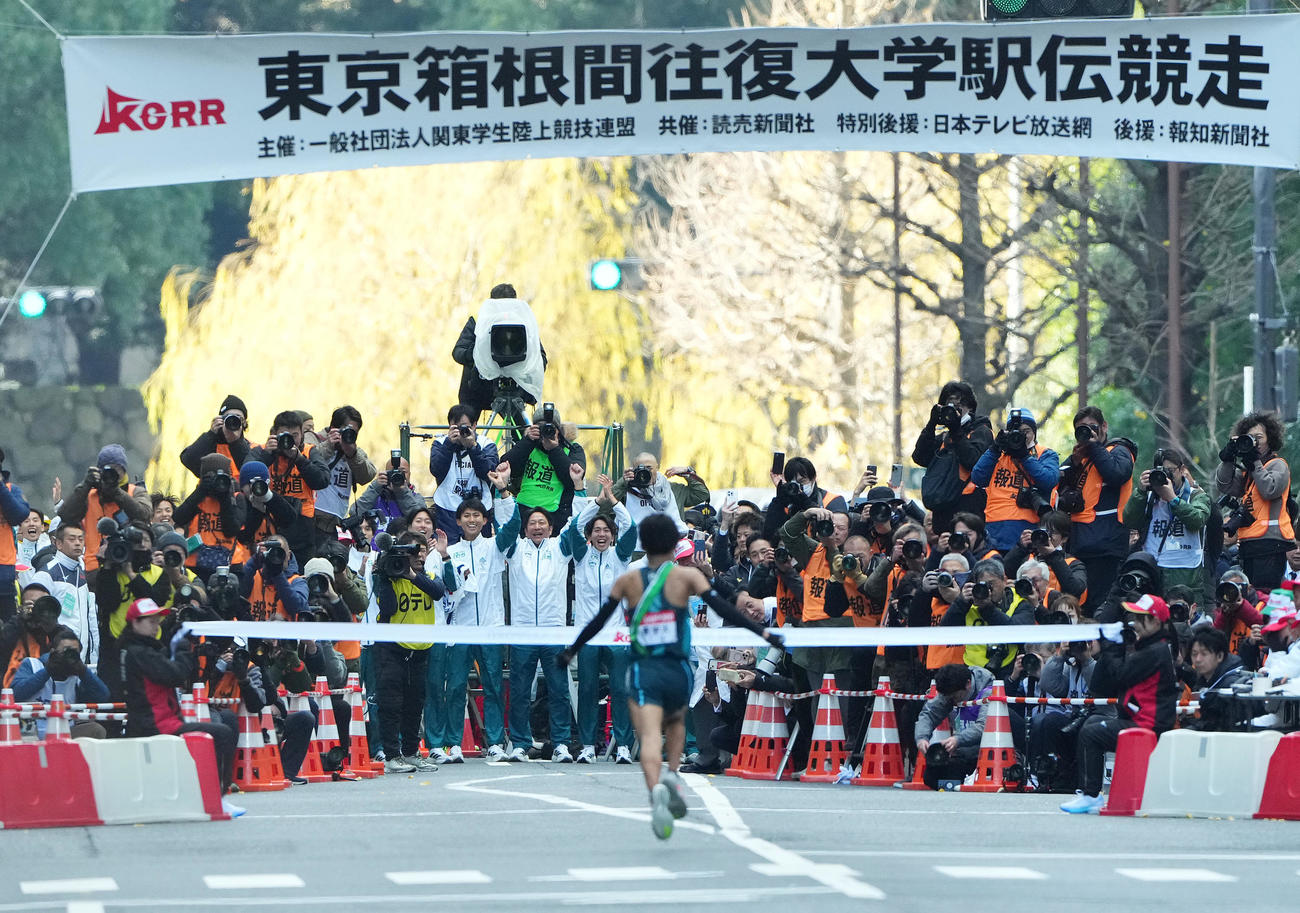 箱根駅伝　1位でゴールテープをきる青学大10区小河原陽琉を迎える原監督（中央）ら選手たち（2025年1月撮影）