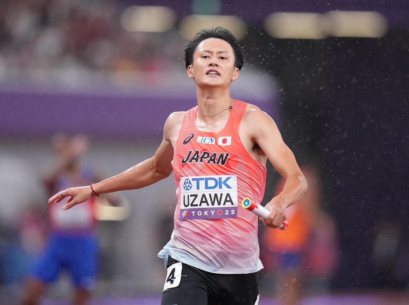 2025年9月21日、男子400メートルリレー決勝でゴールする鵜沢飛羽（撮影・足立雅史）