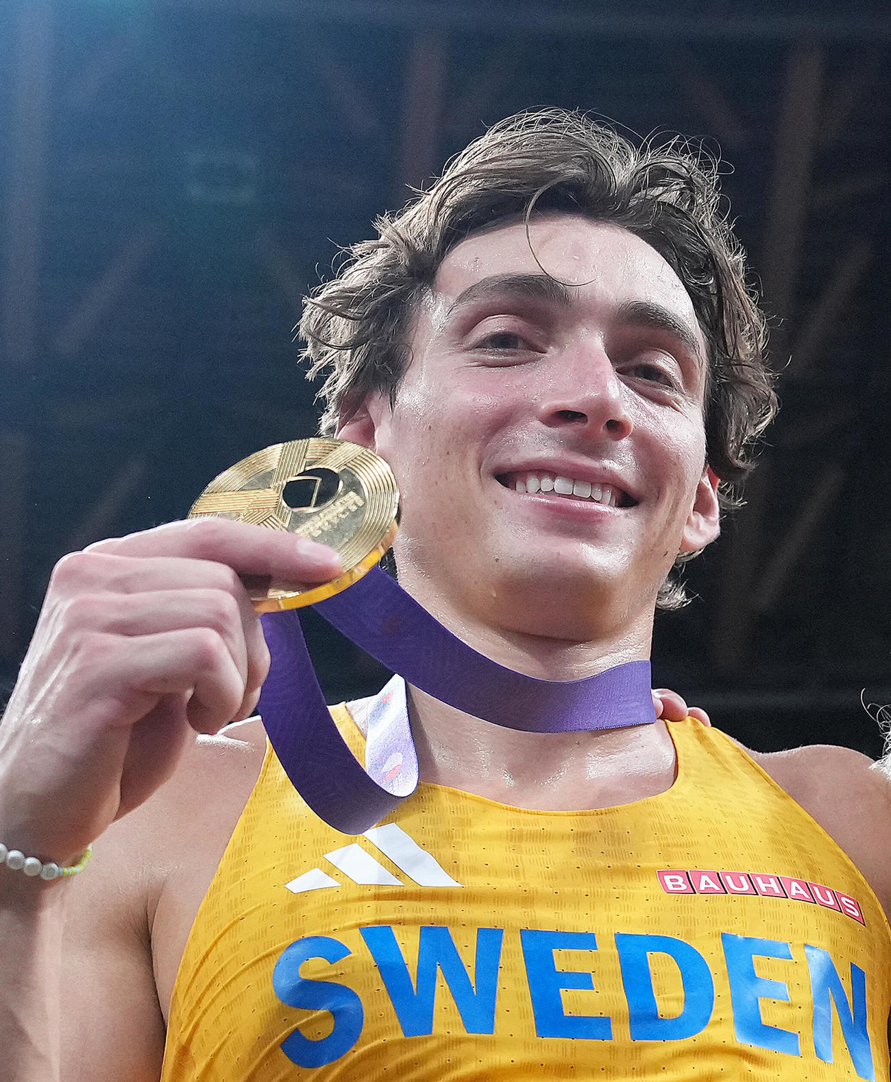 世界陸上男子棒高跳び　世界新で優勝し、金メダルを披露するデュプランティス（2025年9月15日撮影）