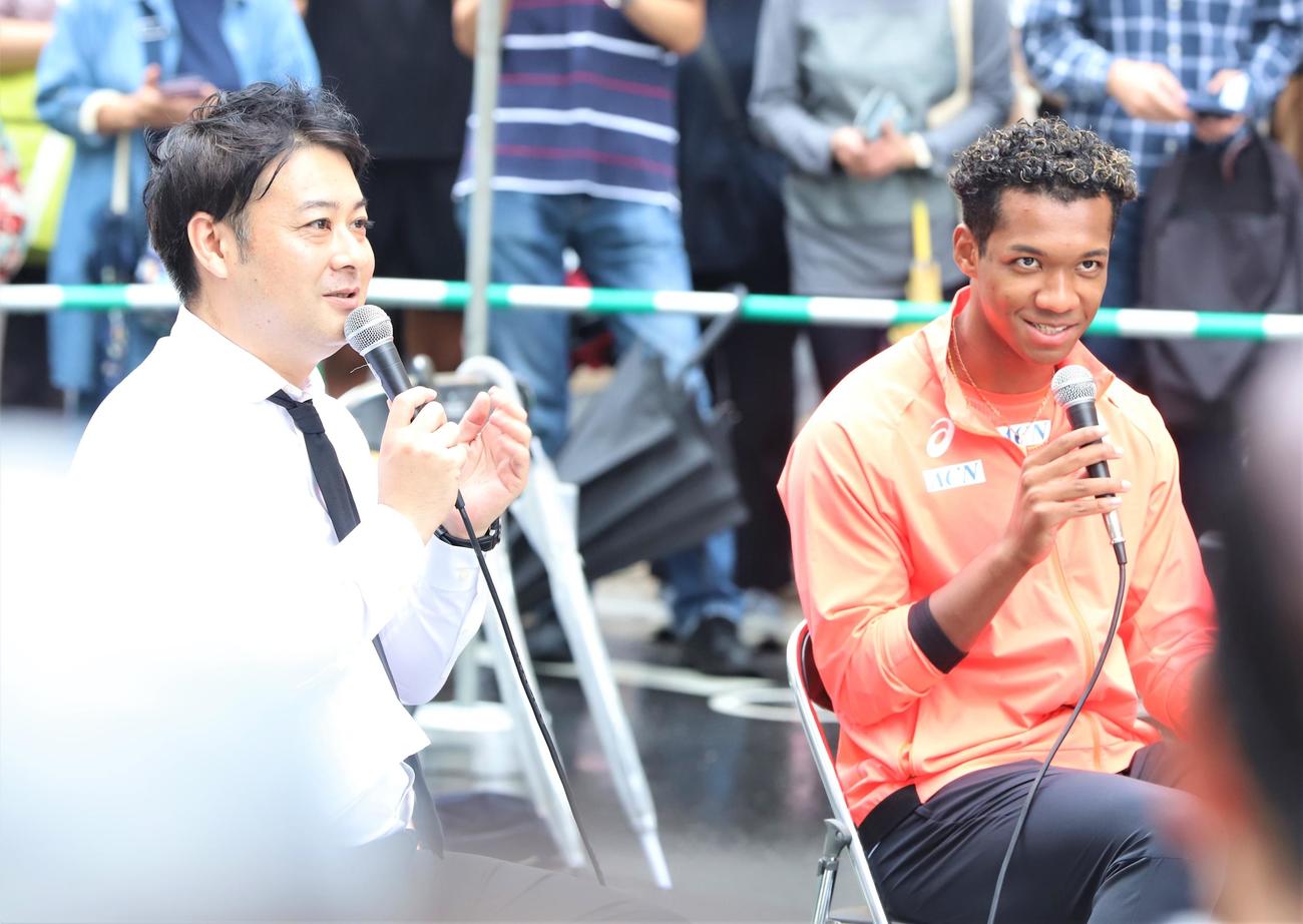 地元の千葉・松戸市内の「松戸ファンフェスタ」でトークショーに出席した村竹（右）。左はお笑い芸人のトミドコロ（撮影・藤塚大輔）