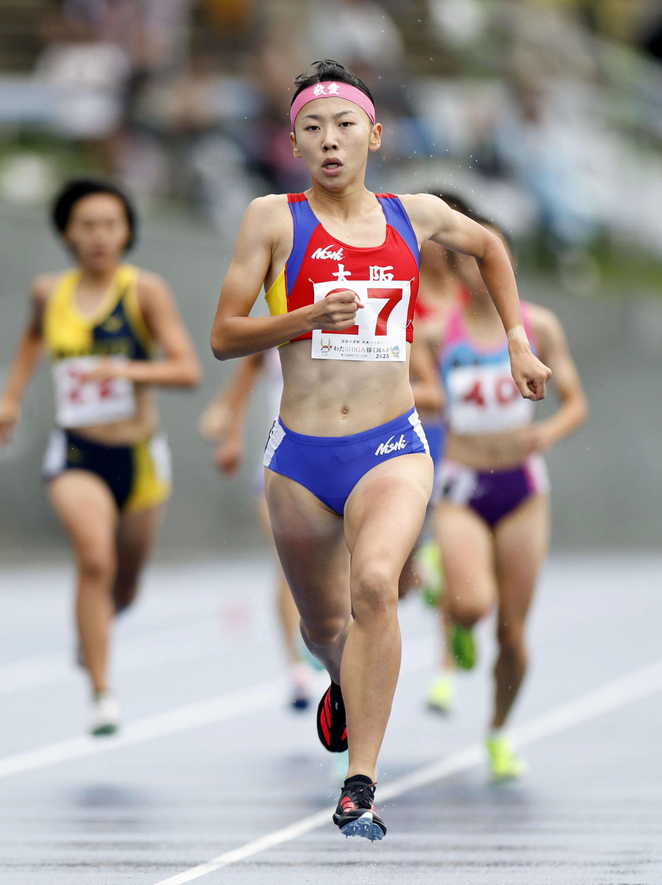 少年女子A800 メートル 決勝　2分1秒72の大会新記録で優勝した大阪・久保凜＝平和堂HATOスタジアム