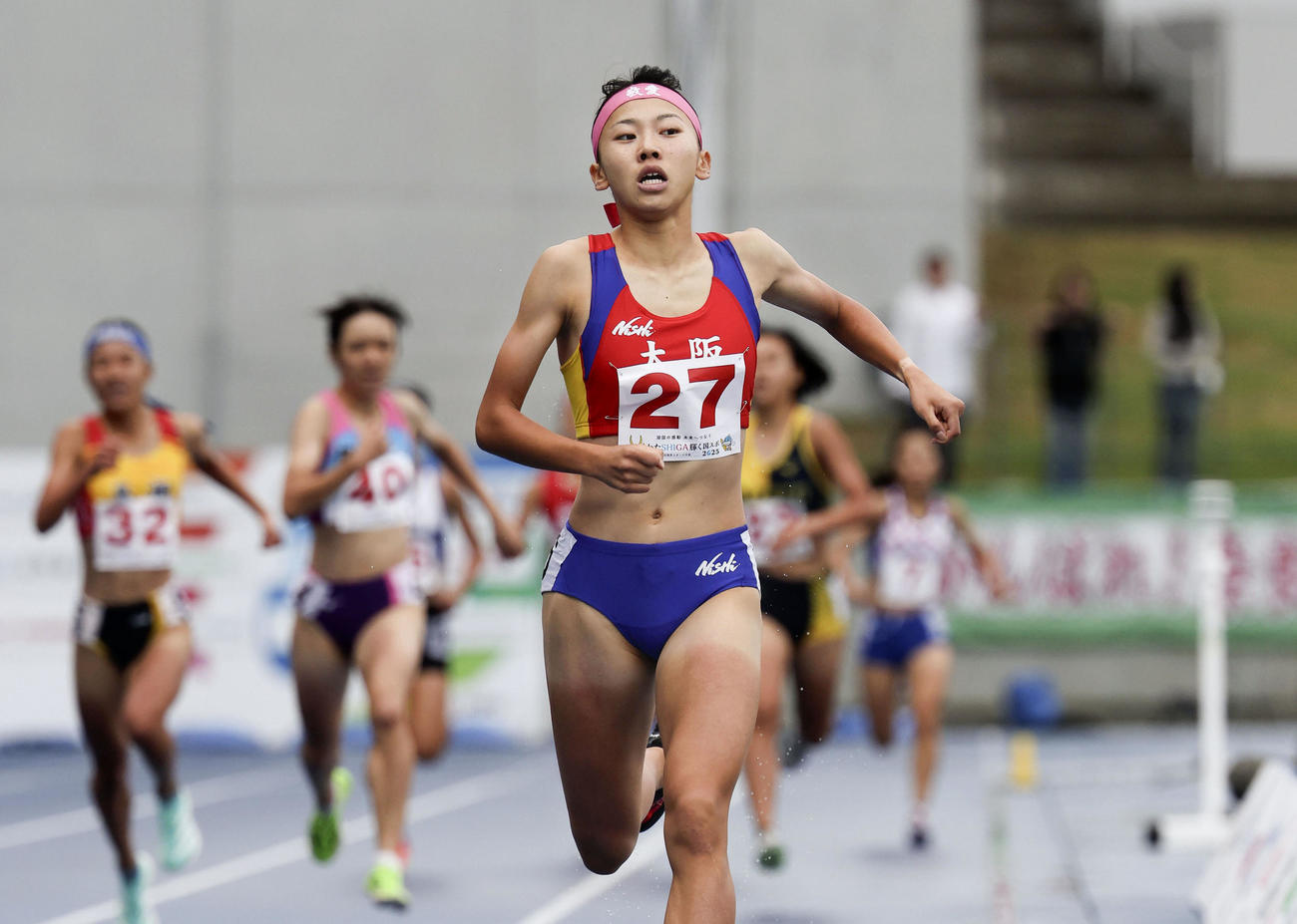 少年女子A800 メートル 決勝　2分1秒72の大会新記録で優勝した大阪・久保凜＝平和堂HATOスタジアム