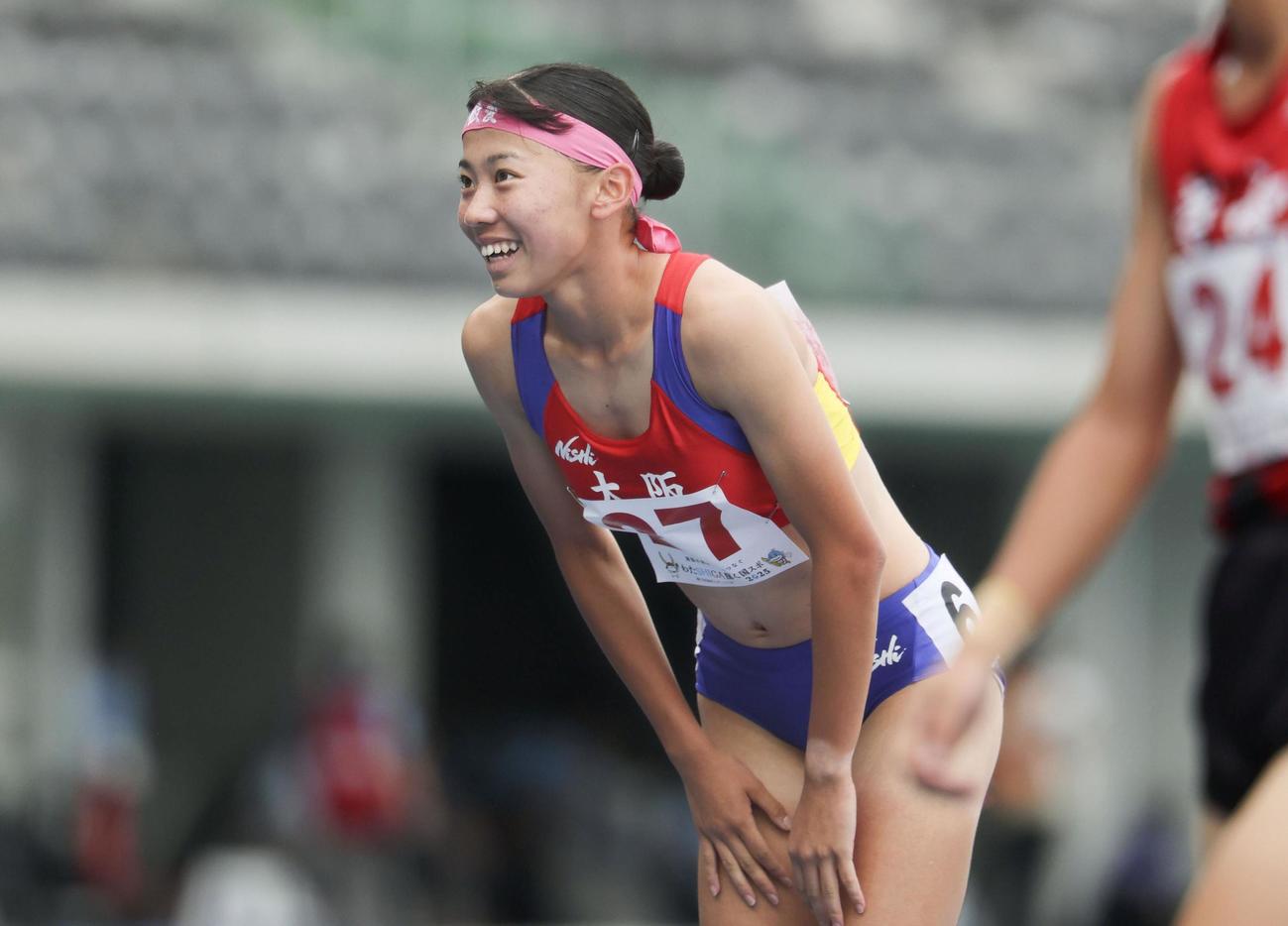 少年女子A800 メートル 決勝　2分1秒72の大会新記録で優勝した大阪・久保凜＝平和堂HATOスタジアム