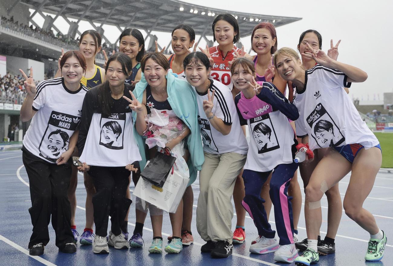 国民スポーツ大会の成年女子100メートル障害決勝を終え、後輩たちと写真に納まる北海道・寺田明日香（手前左から3人目）＝平和堂HATOスタジアム（共同）