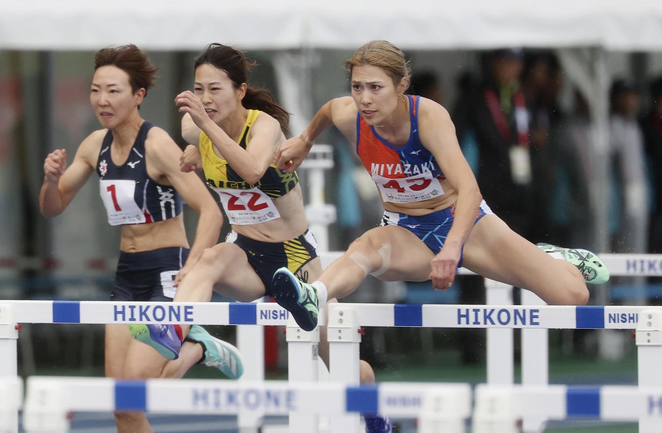 国民スポーツ大会の成年女子100メートル障害決勝　優勝した宮崎・清山ちさと（右）。左は5位の北海道・寺田明日香＝平和堂HATOスタジアム（共同）