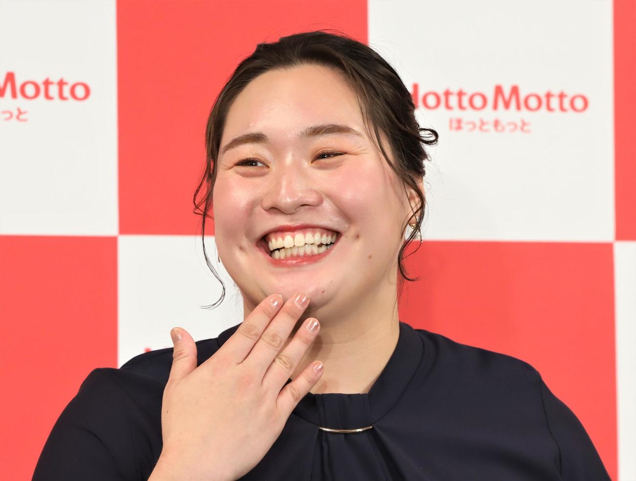 「ほっともっと」の10月新商品発表会で笑みを浮かべる陸上女子やり投げの北口（撮影・藤塚大輔）