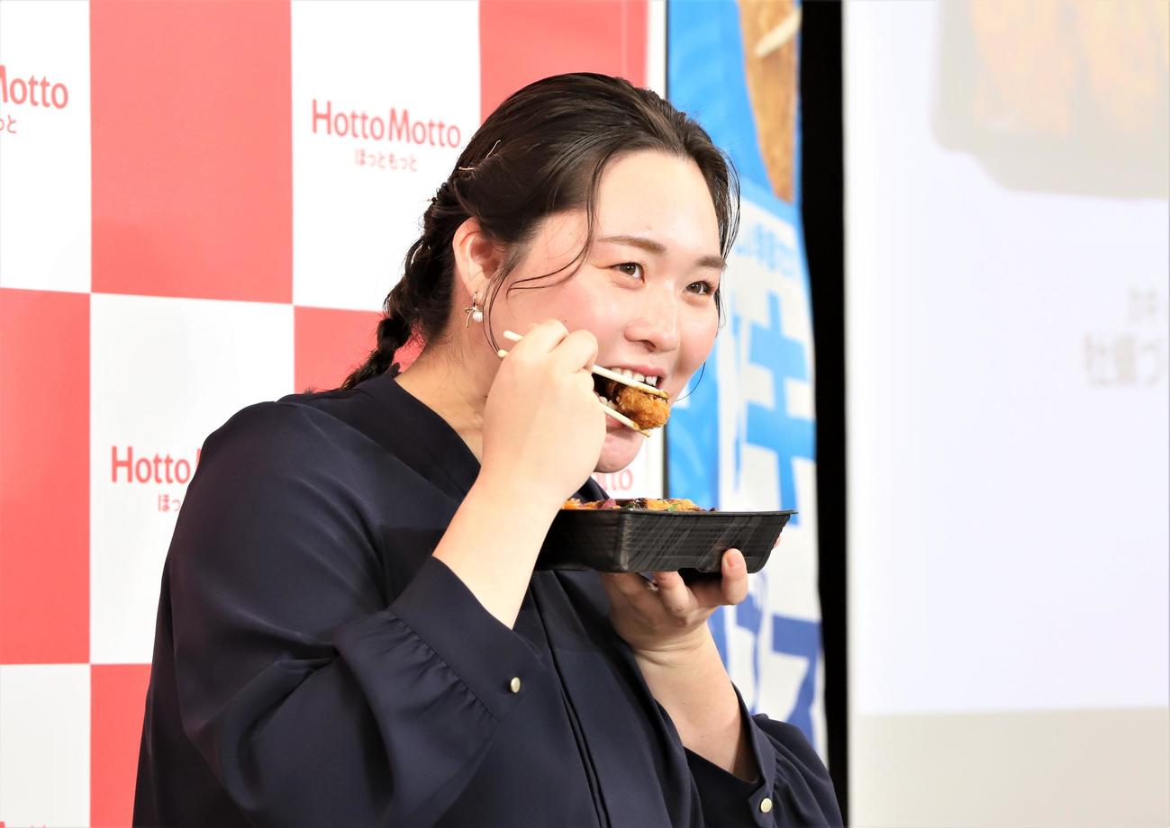 「ほっともっと」の10月新商品発表会で「牡蠣づくし弁当」をモグモグする陸上女子やり投げの北口（撮影・藤塚大輔）