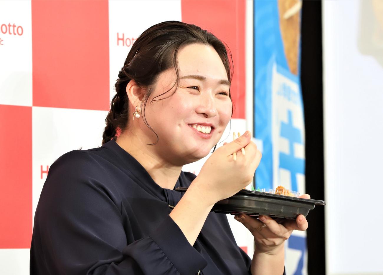 「ほっともっと」の10月新商品発表会で「チキン南蛮スペシャルスポーツ弁当」をモグモグする陸上女子やり投げの北口（撮影・藤塚大輔）