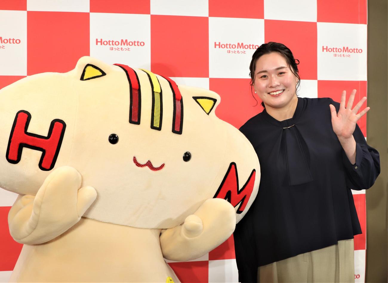 「ほっともっと」の公式SNSキャラクター「はっとむっと」とショットにおさまる陸上女子やり投げの北口（撮影・藤塚大輔）