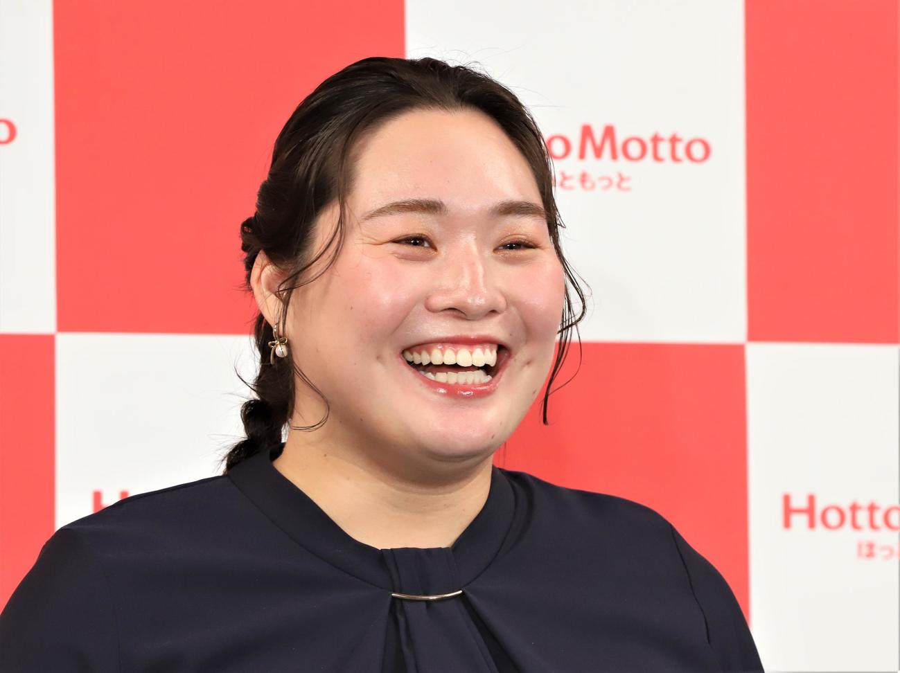 「ほっともっと」の10月新商品発表会で笑みを浮かべる陸上女子やり投げの北口（撮影・藤塚大輔）