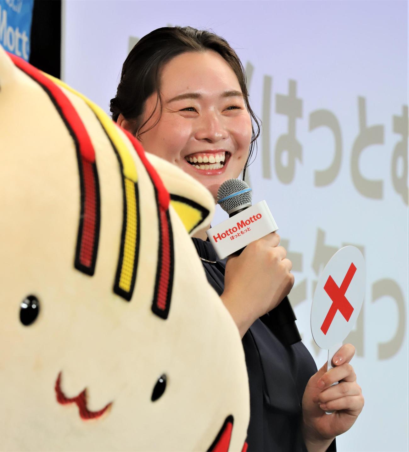 「ほっともっと」の公式SNSキャラクター「はっとむっと」に関するクイズで「×」を掲げる陸上女子やり投げの北口（撮影・藤塚大輔）