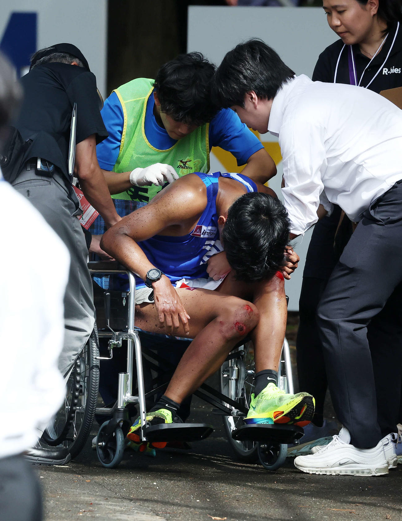 前回の箱根予選会でゴール直前で転倒し車いすで運ばれる東海大・ロホマン・シュモン（2024年10月撮影）