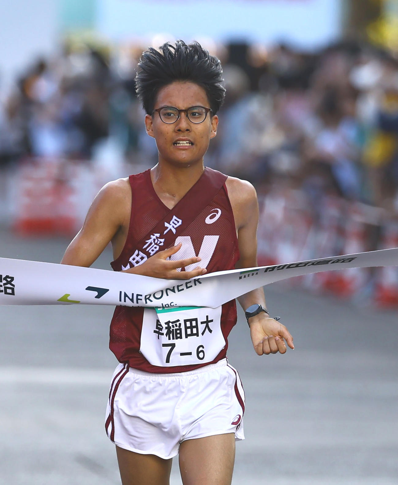 2位でゴールする早大アンカーの工藤（撮影・藤尾明華）