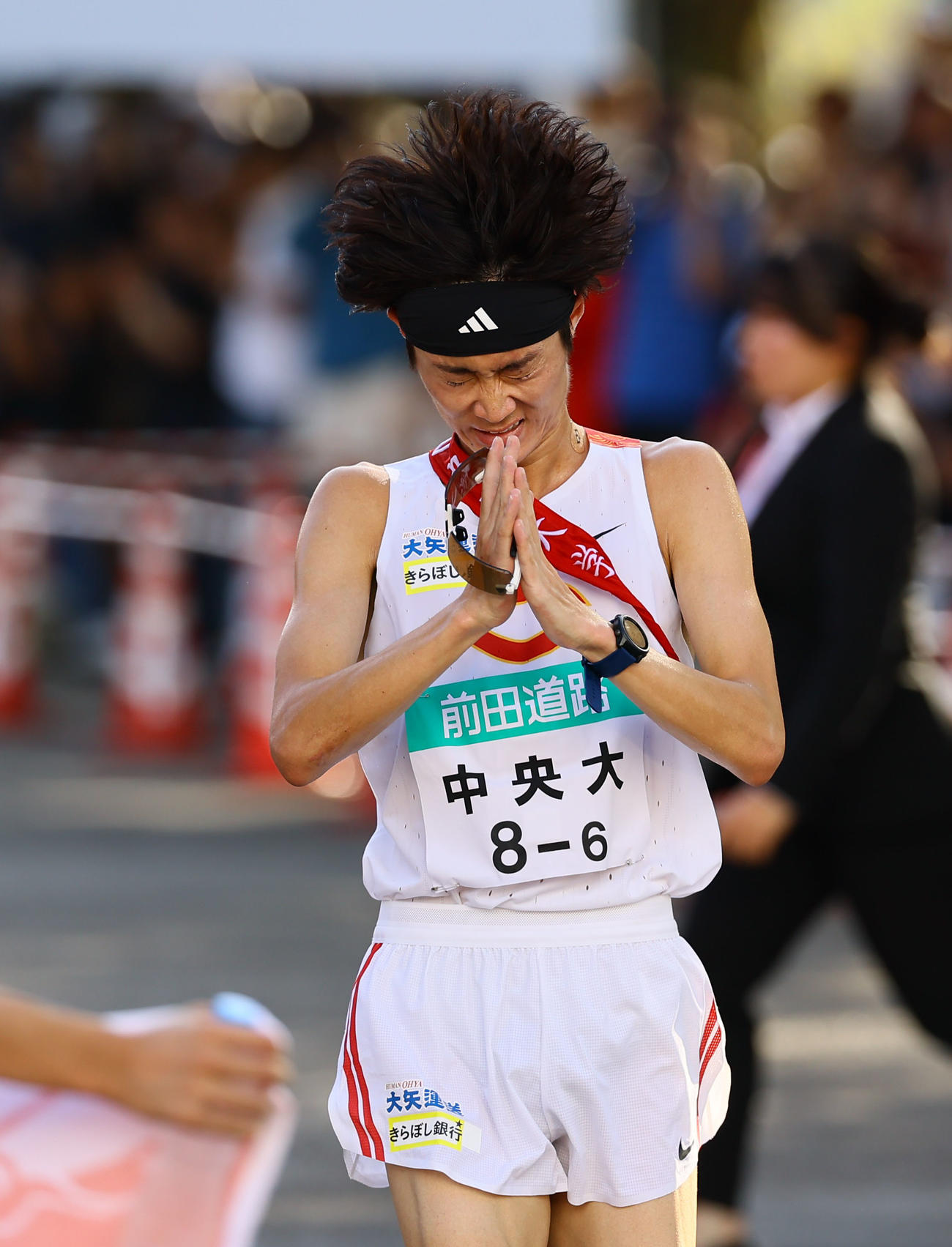10位でゴールする中大アンカーの本間（撮影・藤尾明華）