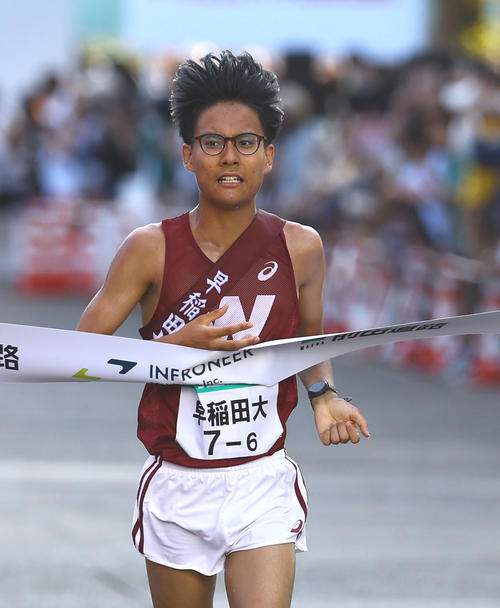2位でゴールする早大アンカーの工藤（撮影・藤尾明華）