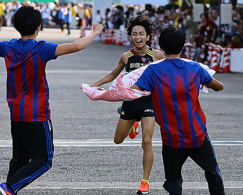 3位でゴールする創価大アンカーの野沢（撮影・藤尾明華）