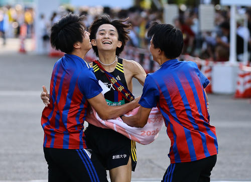 3位でゴールする創価大アンカーの野沢（撮影・藤尾明華）