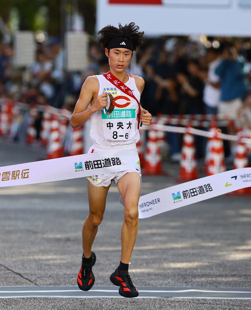 10位でゴールする中大アンカーの本間（撮影・藤尾明華）