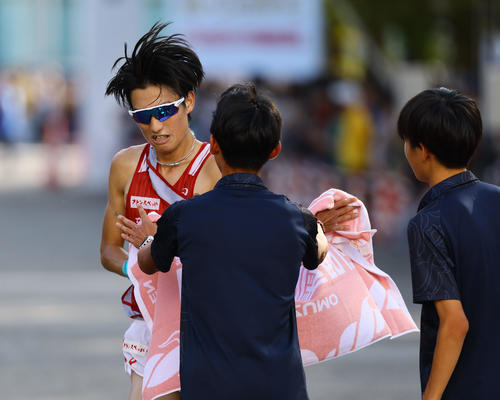 8位でゴールする帝京大アンカーの谷口（撮影・藤尾明華）