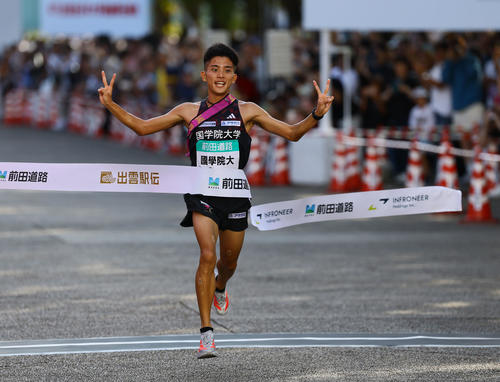 優勝のゴールテープを切る国学院大アンカーの上原（撮影・藤尾明華）