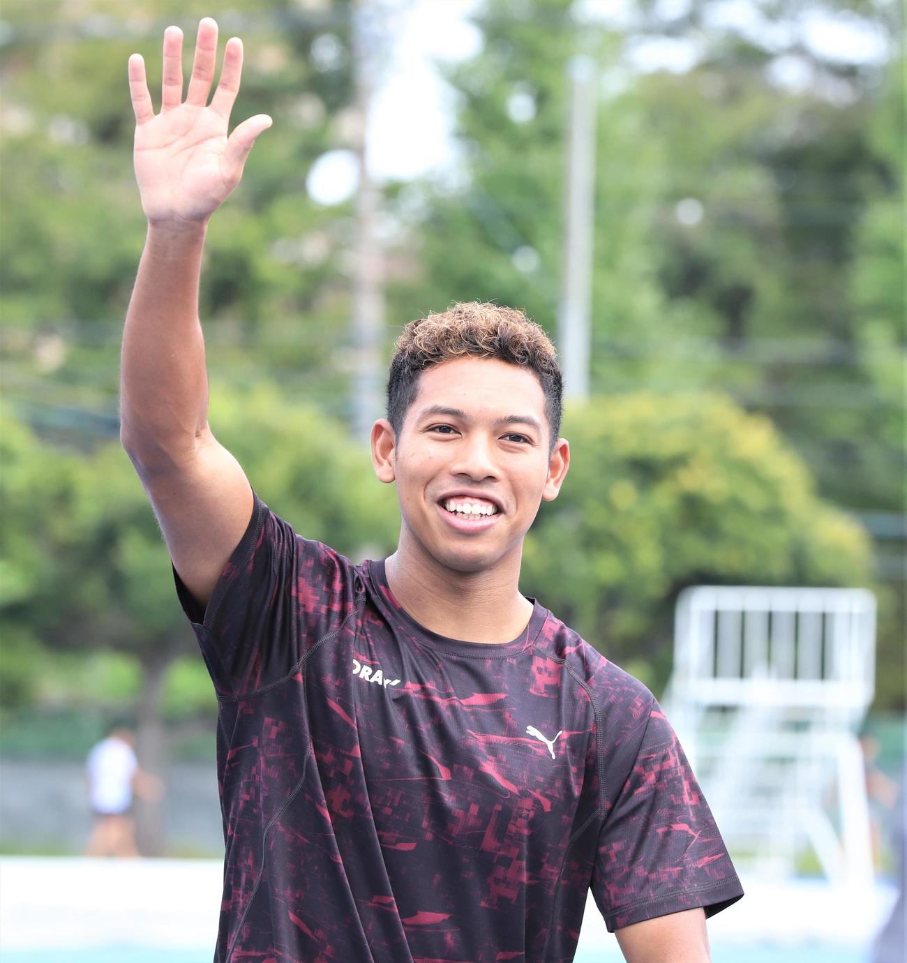 高校生に指導する陸上男子短距離のサニブラウン（撮影・藤塚大輔）