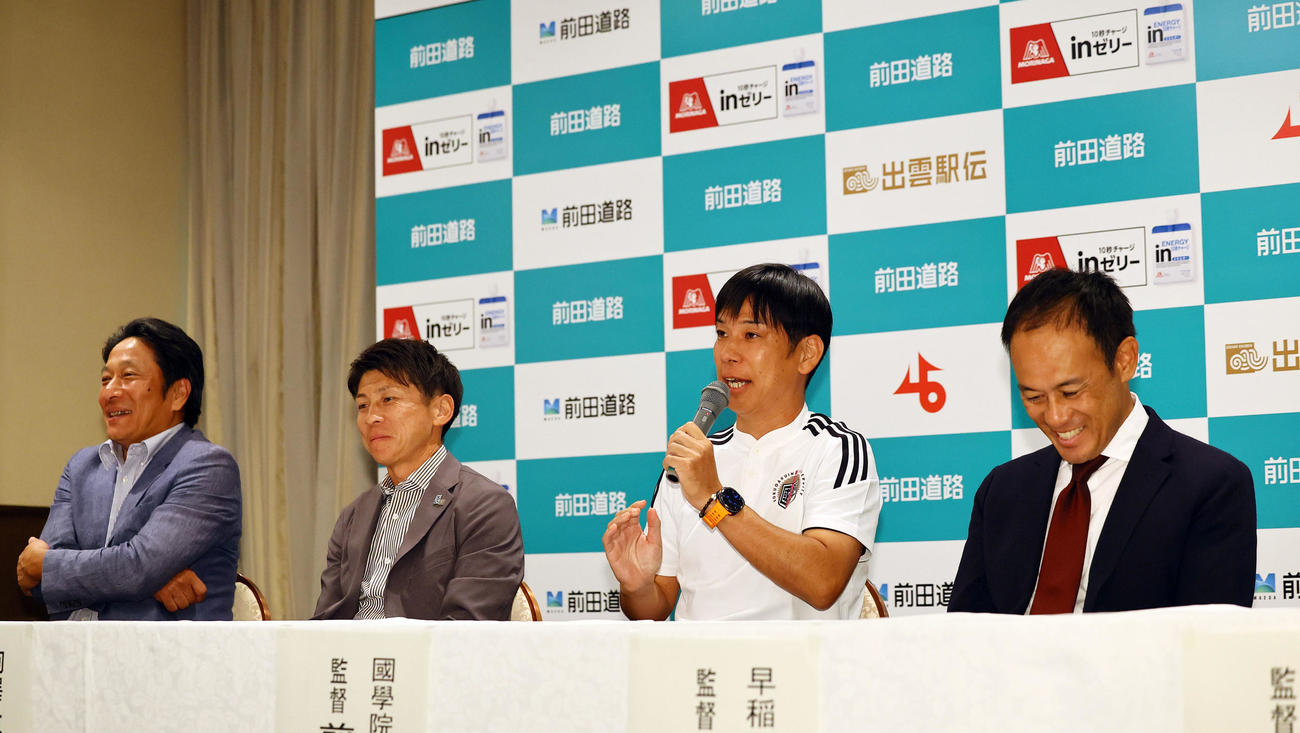 記者会見する左から青学大・原監督、駒大・藤田監督、国学院大・前田監督、早大・花田監督（撮影・藤尾明華）