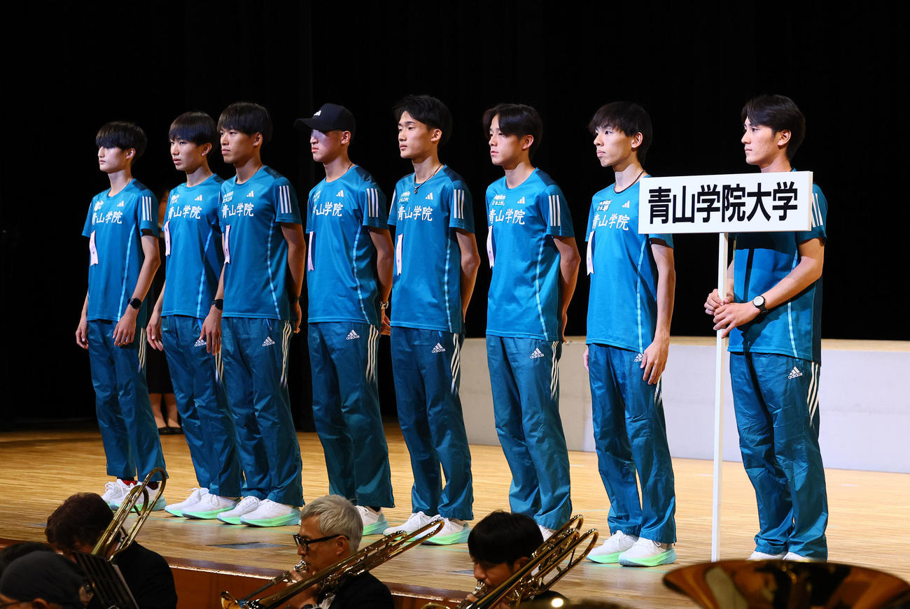 開会式で登壇する青学大の選手たち（撮影・藤尾明華）