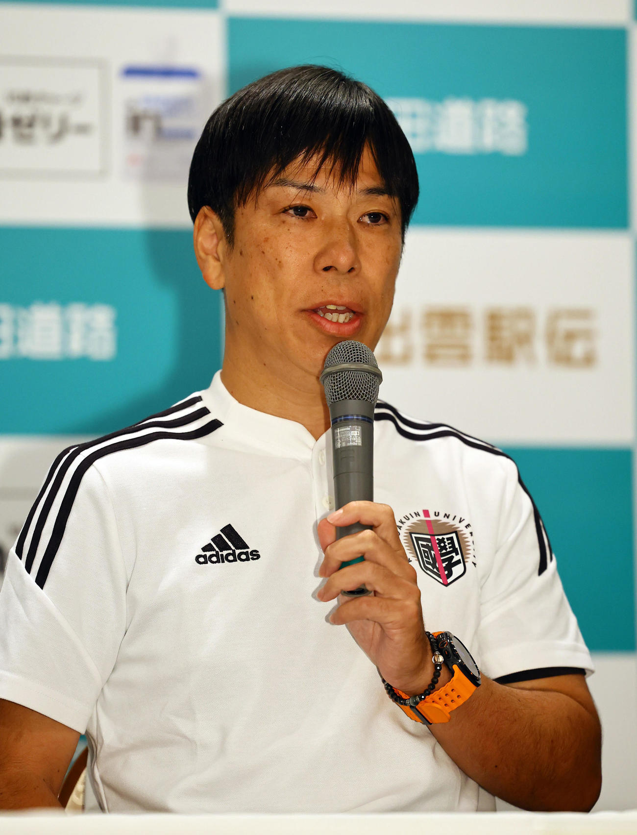 記者会見する国学院大・前田監督（撮影・藤尾明華）