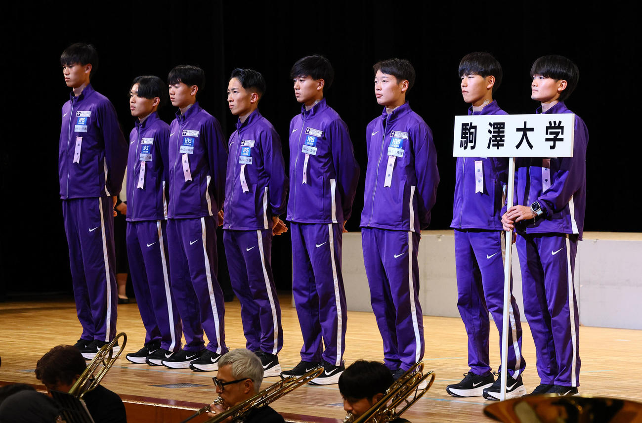 開会式で登壇する駒大の選手たち（撮影・藤尾明華）