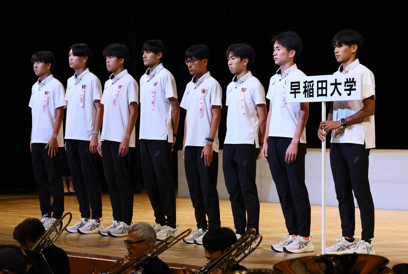 開会式で登壇する早大の選手たち（撮影・藤尾明華）