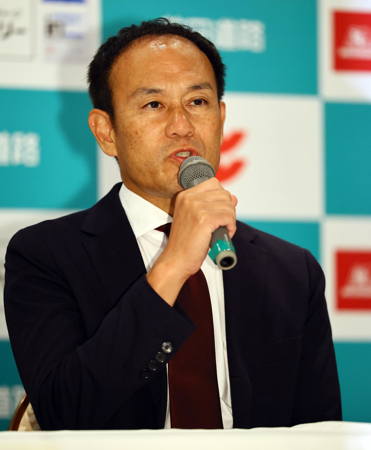 記者会見する早大・花田監督（撮影・藤尾明華）