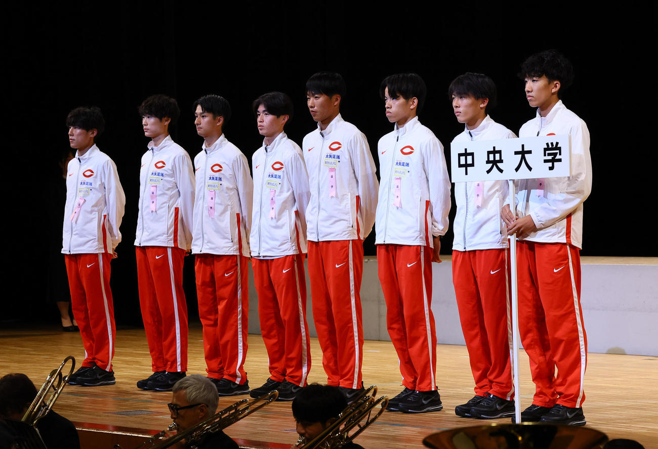 開会式で登壇する中大の選手たち（撮影・藤尾明華）