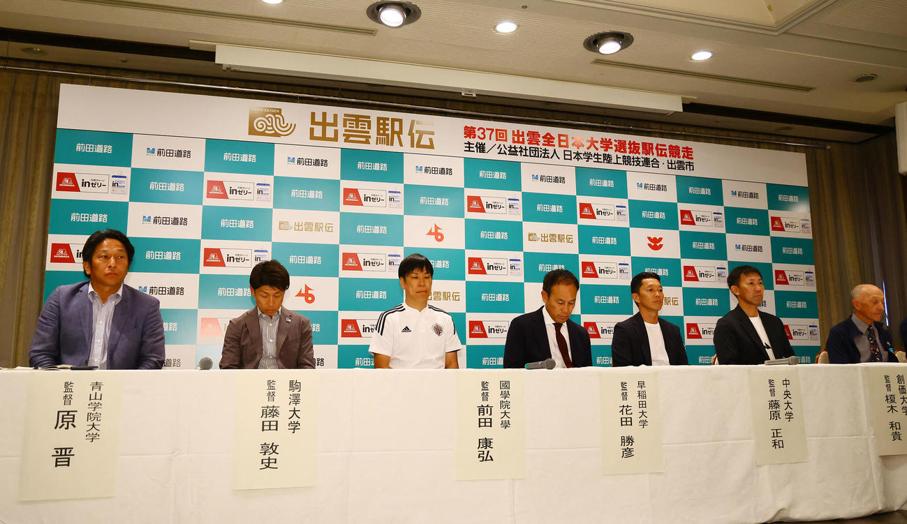 記者会見する左から青学大・原監督、駒大・藤田監督、国学院大・前田監督、早大・花田監督、中大・藤原監督、創価大・榎木監督、アイビーリーグ選抜のフルツ監督（撮影・藤尾明華）