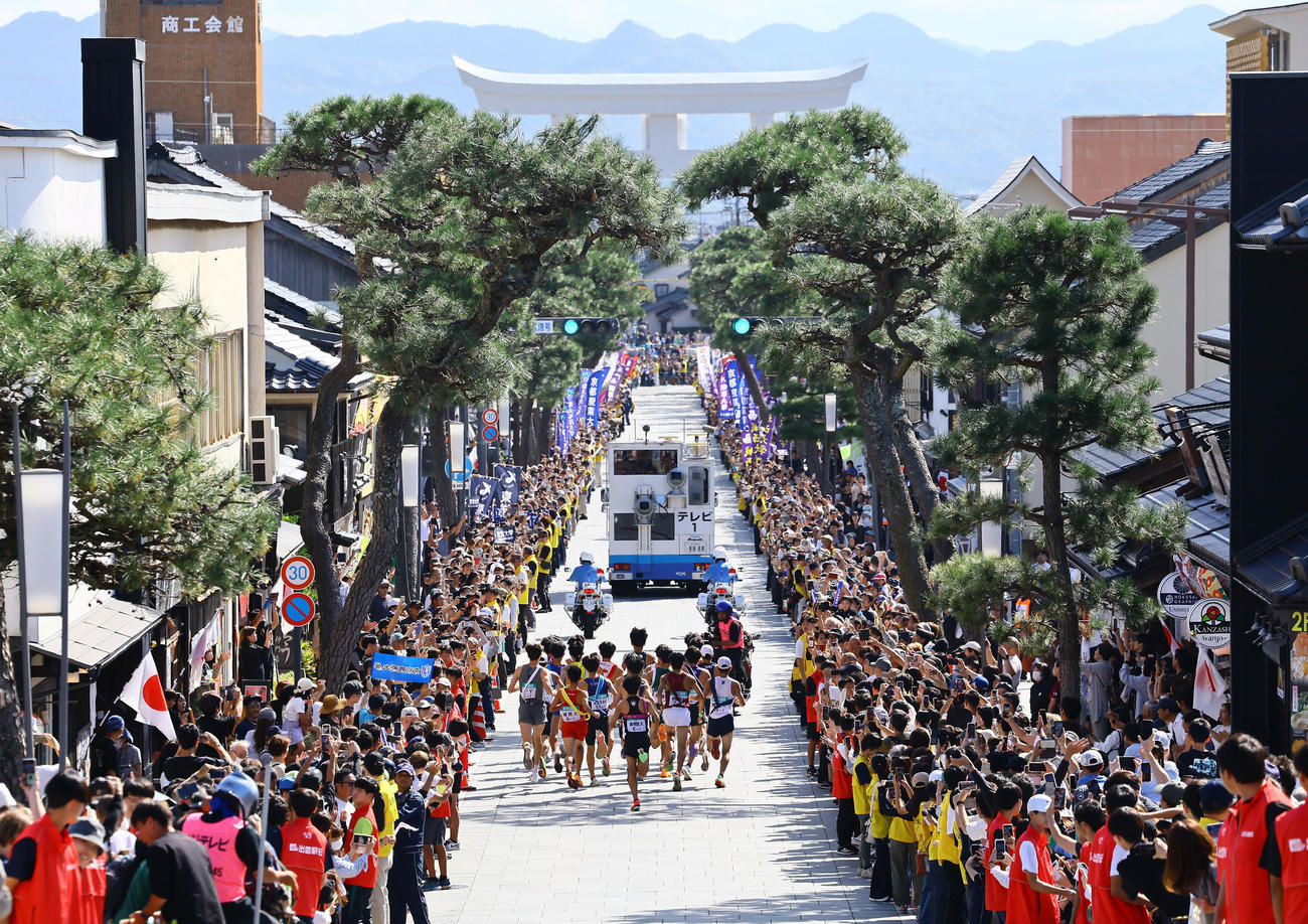 出雲大社正面鳥居前をスタートする選手たち（撮影・藤尾明華）