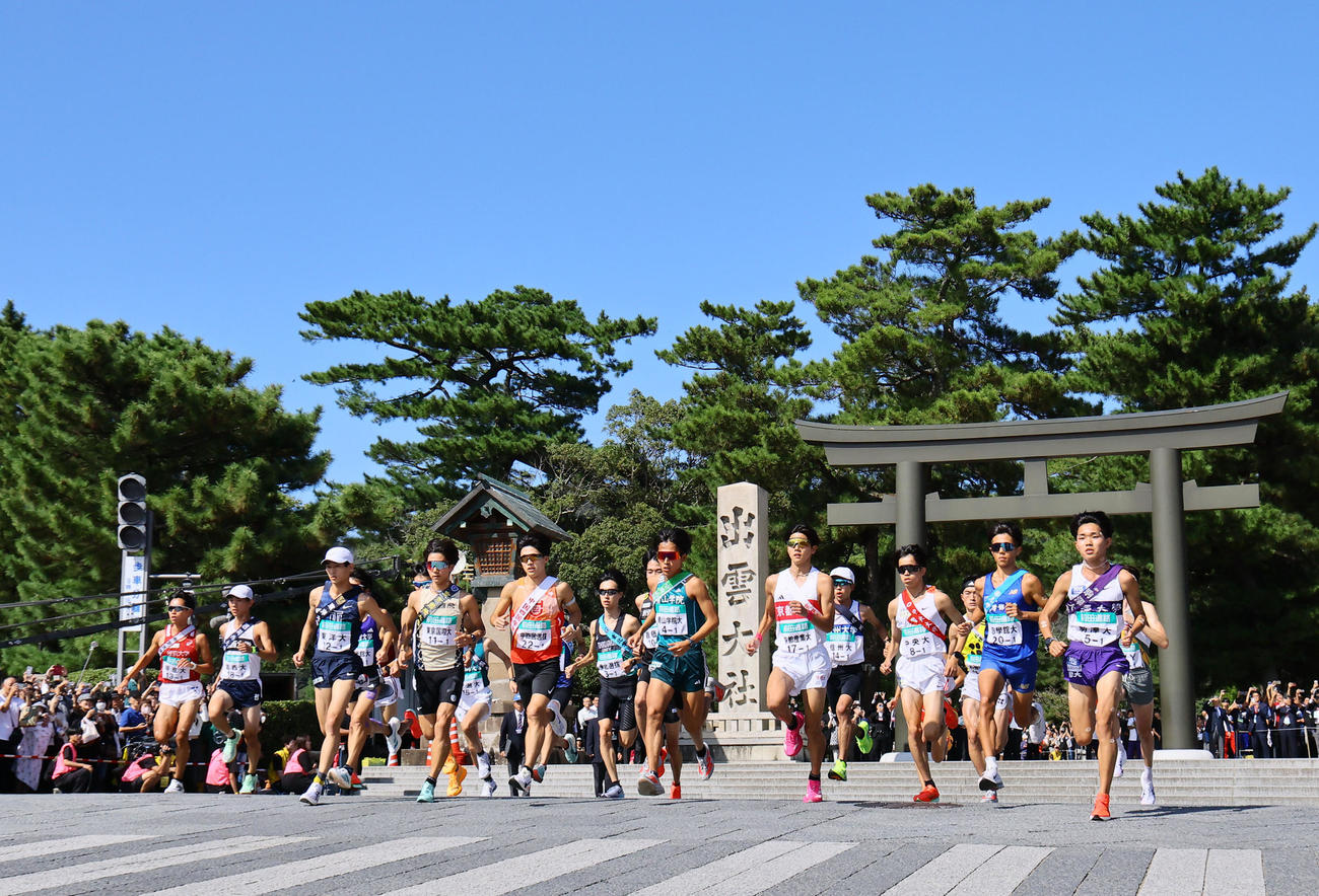 出雲大社正面鳥居前をスタートする選手たち（撮影・藤尾明華）