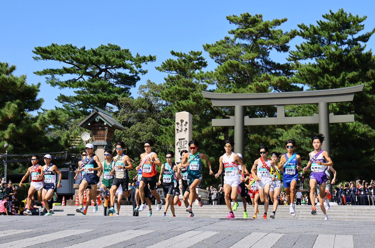 出雲大社正面鳥居前をスタートする選手たち（撮影・藤尾明華）