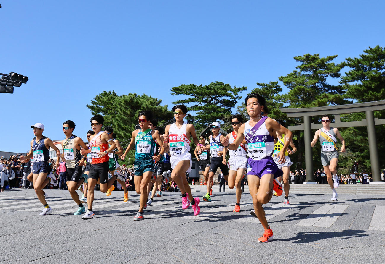 出雲大社正面鳥居前をスタートする選手たち（撮影・藤尾明華）
