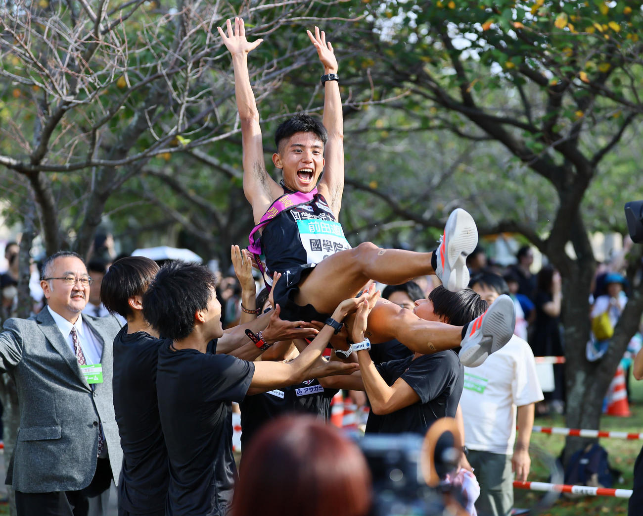 優勝し、胴上げされる国学院大アンカーの上原（撮影・藤尾明華）
