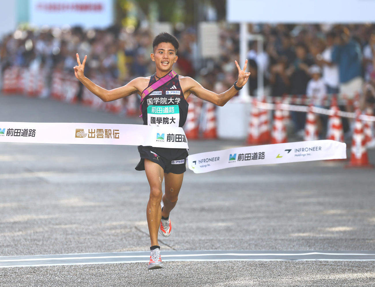 優勝のゴールテープを切る国学院大アンカーの上原（撮影・藤尾明華）