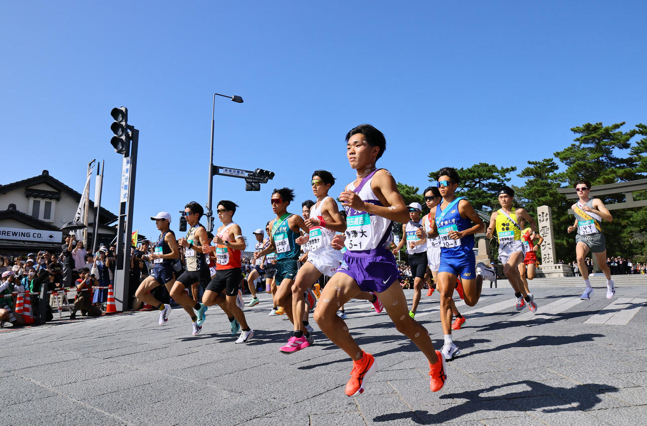 出雲大社正面鳥居前をスタートする選手たち（撮影・藤尾明華）