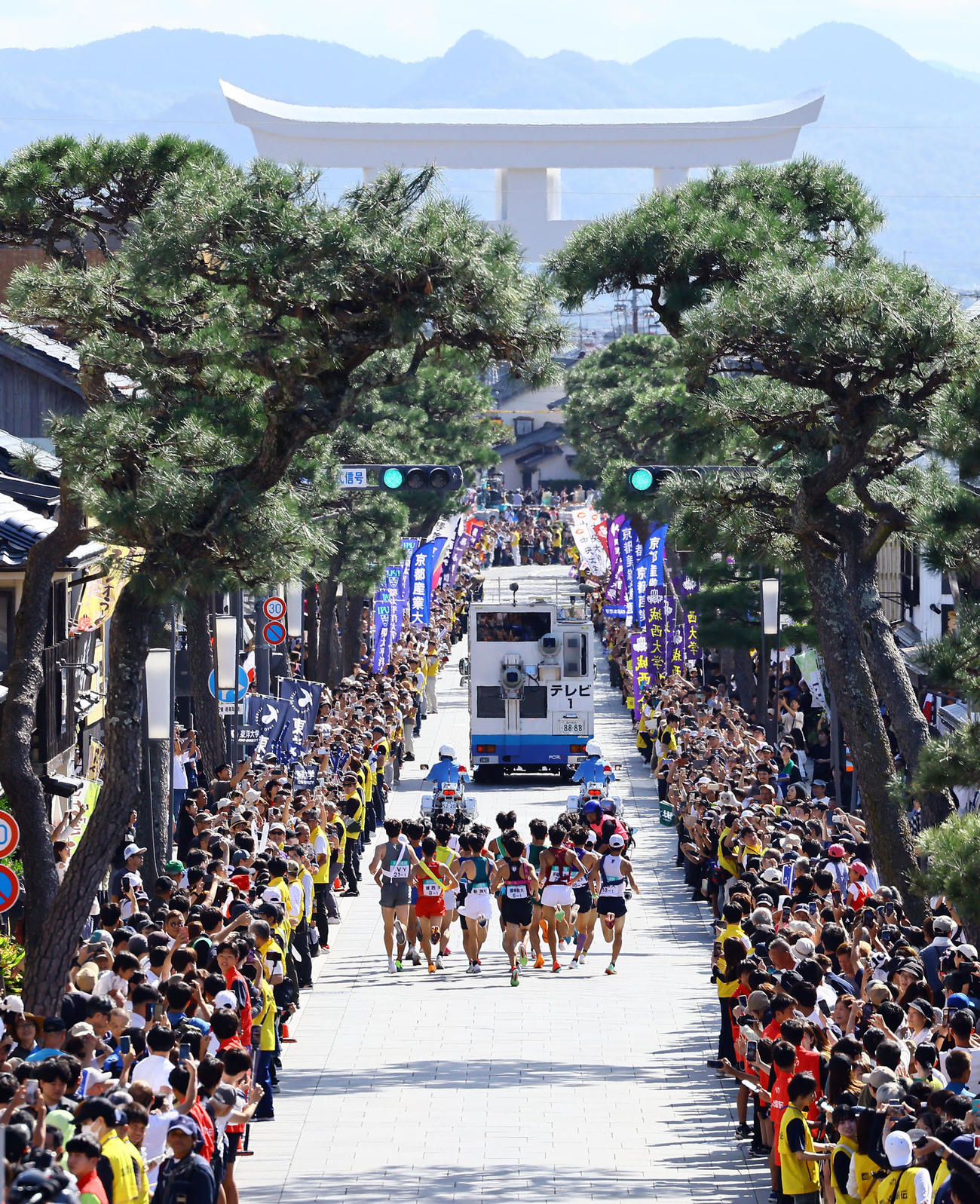 出雲大社正面鳥居前をスタートする選手たち（撮影・藤尾明華）
