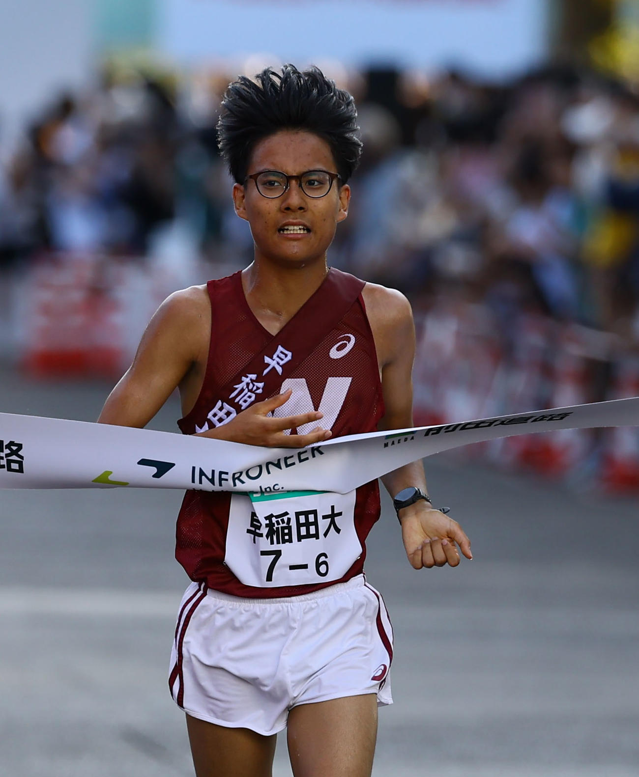 2位でゴールする早大アンカーの工藤（撮影・藤尾明華）