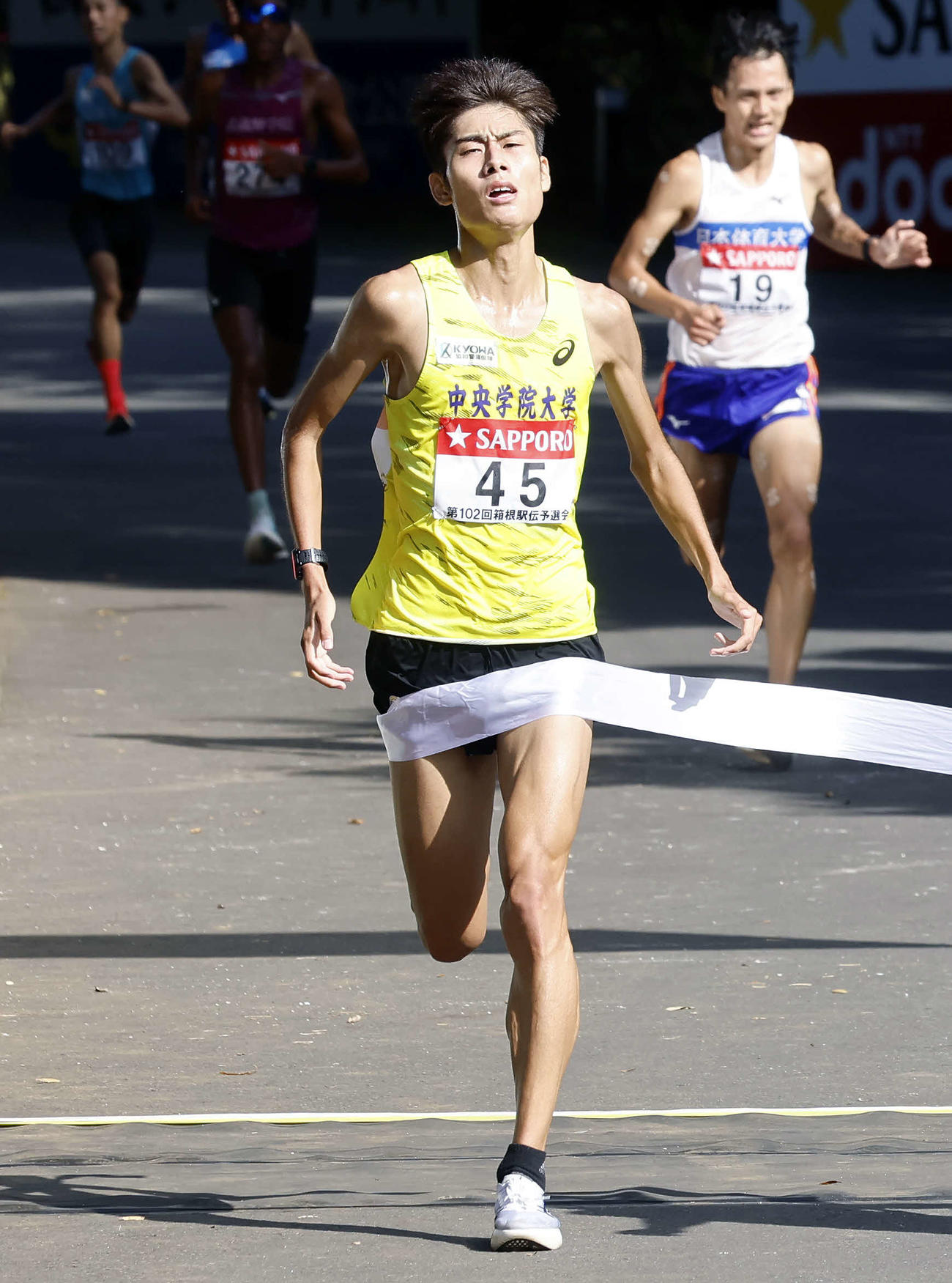 第102回箱根駅伝予選会　日本人トップでゴールした中央学院大・近田（撮影・山本朝陽）